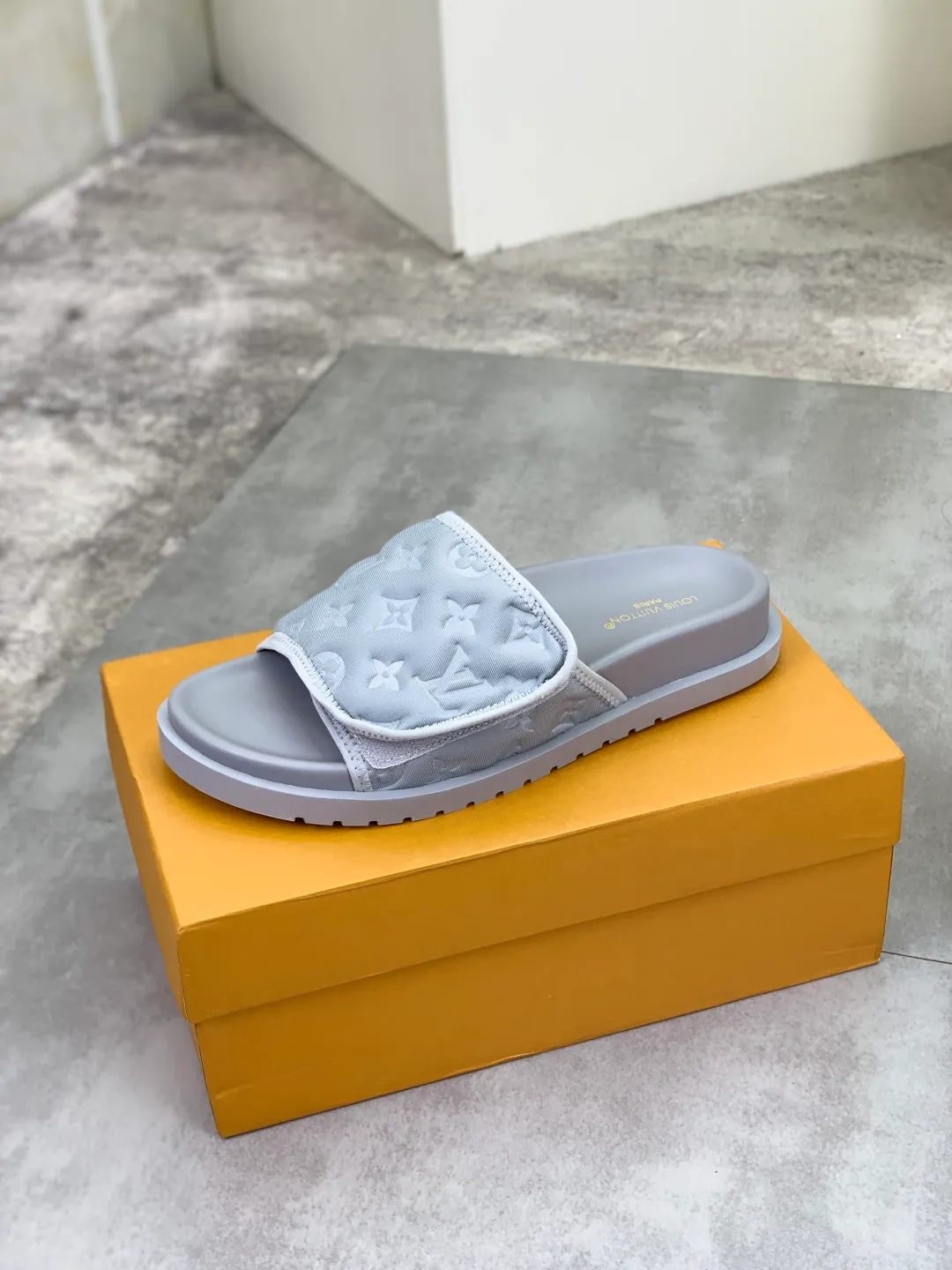 Men's shoes 💰P320 💰[New style]🆘 Original quality [LOUIS VUITTON] The popular Louis Vuitton LV men's slippers on the official website are on sale simultaneously! Original fabric imported from Italy, original factory special supply, code number: 38-44 (45 customized), many colors available